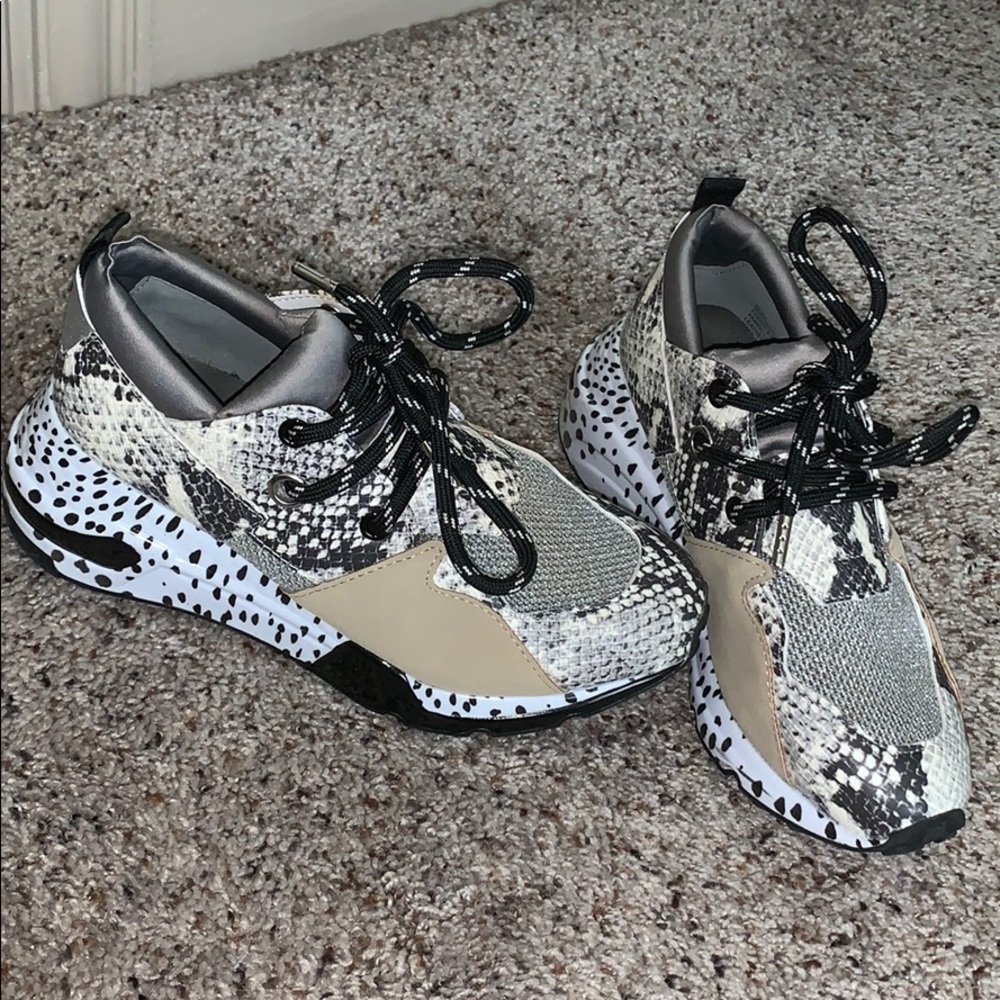LIKE BRAND NEW STEVE MADDEN TENNIS SHOES